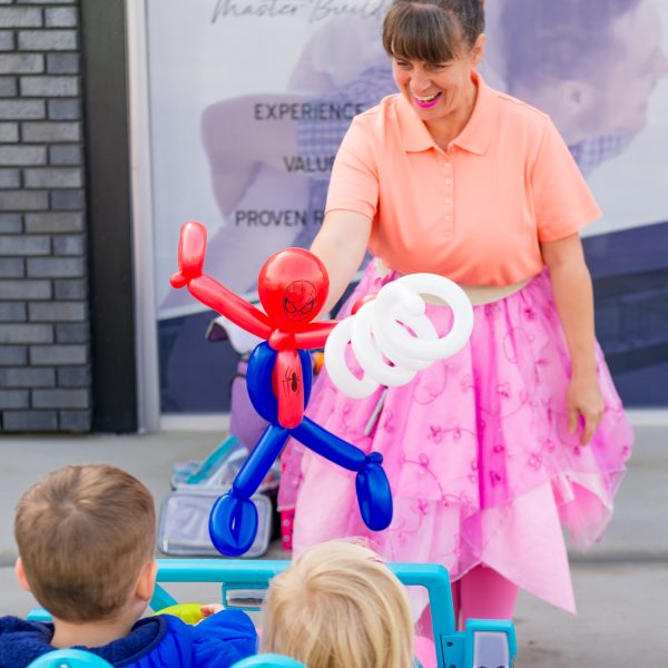 Balloon artist making a balloon Spider Man for kids